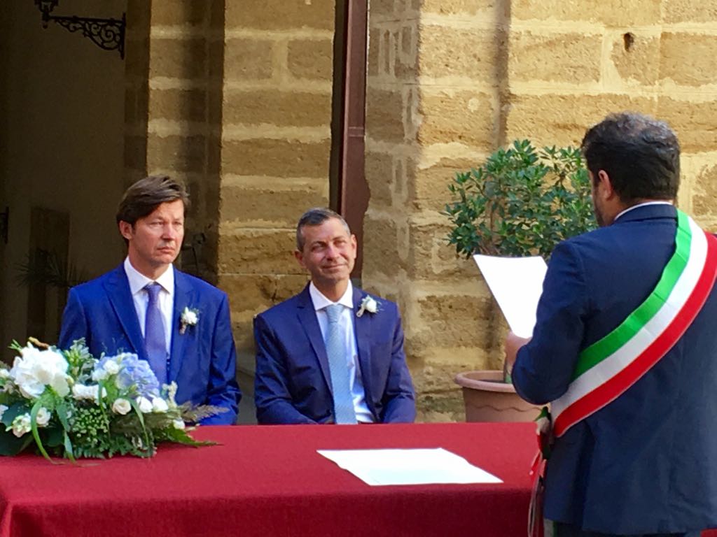 Alessandro ed Emil sposi al mare con cerimonia laica umanista, Matrimonio