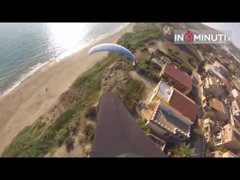 Spettacolare volo con il parapendio su "torre di gaffe"