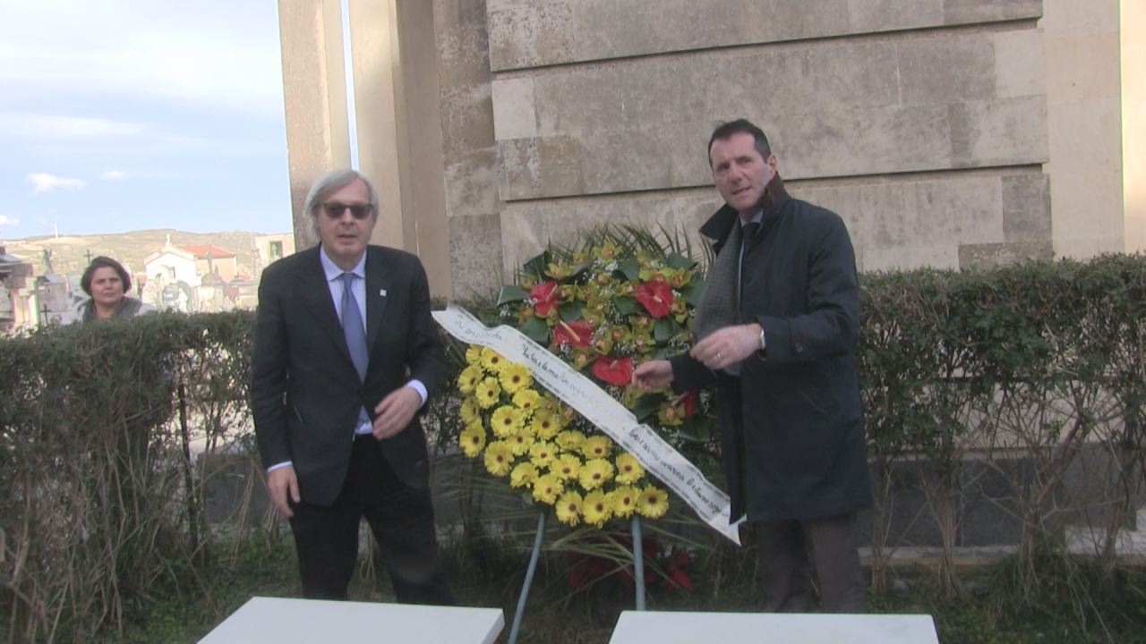 Vittorio Sgarbi visita la tomba di Leonardo Sciascia e….