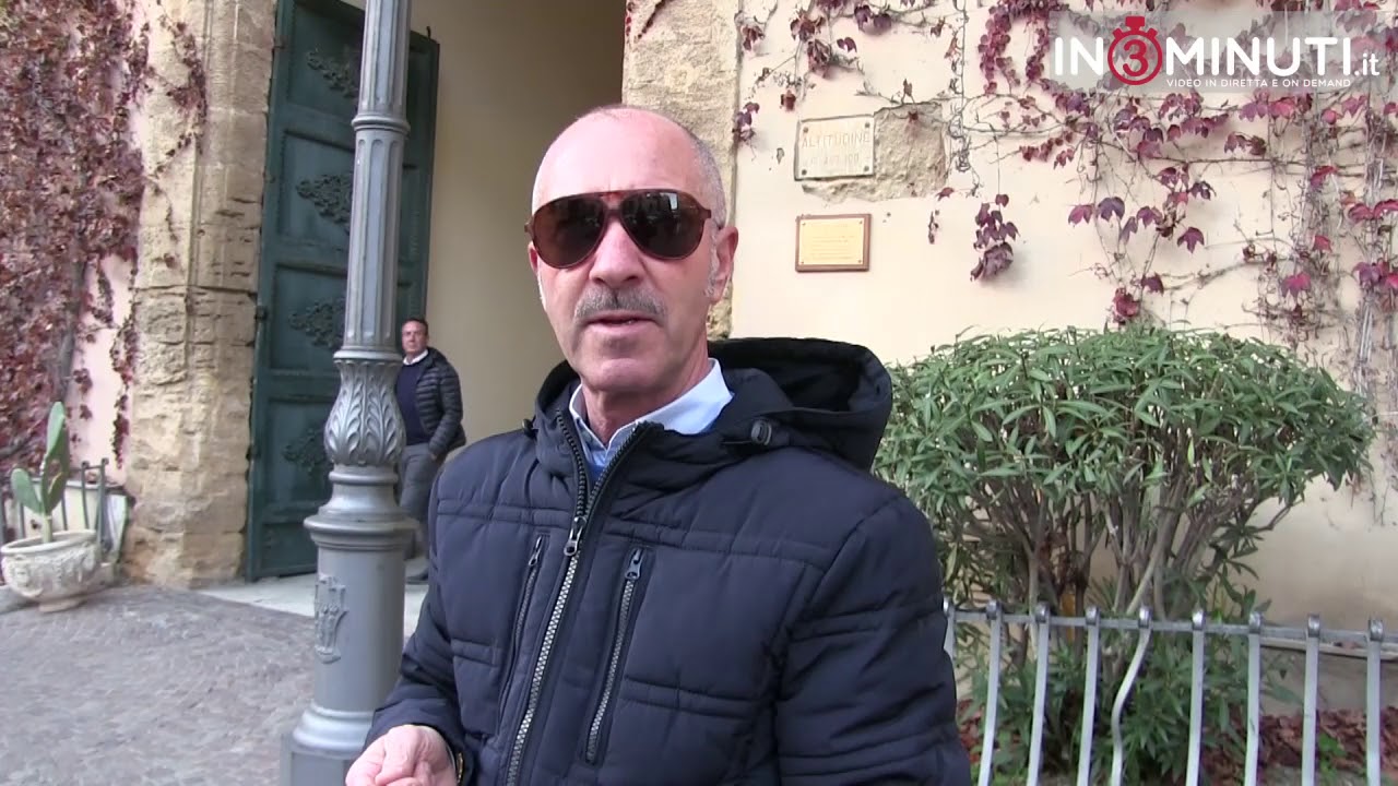 Differenziata: Non ritirano la spazzatura e…deposita i mastelli “pieni” davanti al Comune