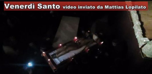 Cristo dalla Croce viene reposto nell'urna e ha inizio la processione serale