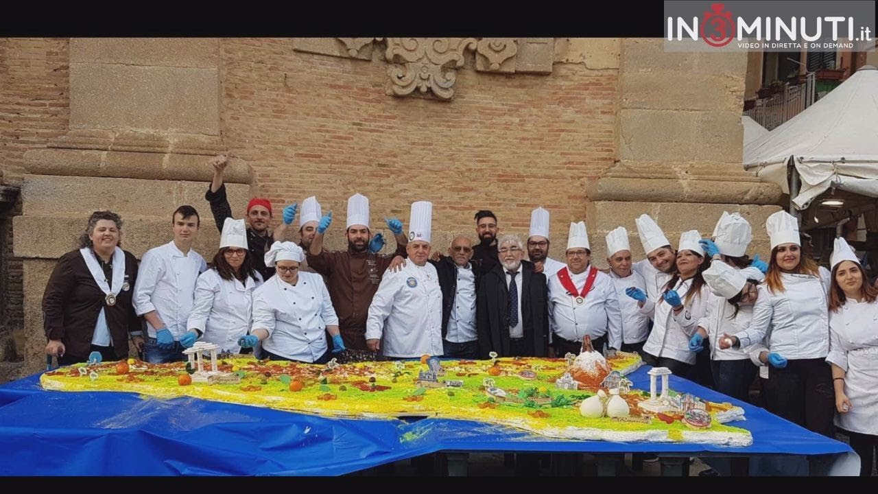 I Pastry Chef Giovanni Mangione e Lillo Defraia coordinano la preparazione di una torta di 250 kg. Ascoltate Mangione