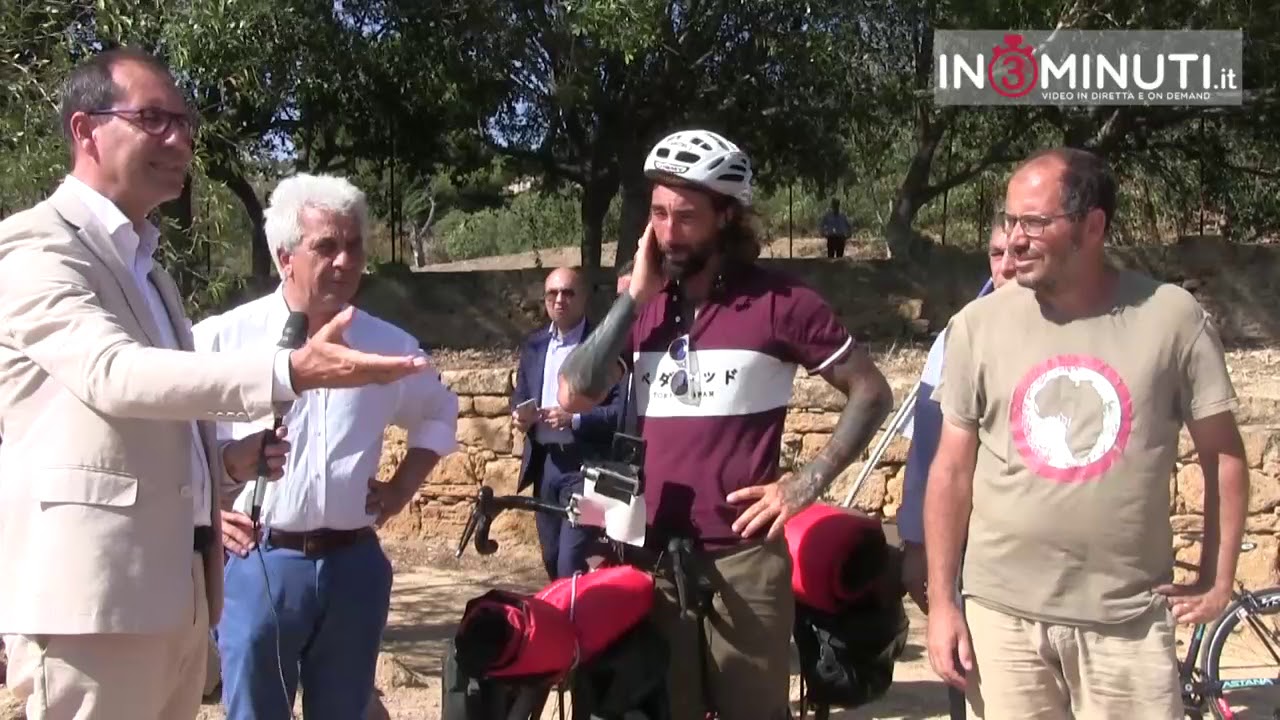 Brumotti accolto al Quartiere Ellenistico Romano dal direttore Parello e dal presidente Taibi, incontra sul sito degli scavi del teatro Luigi Caliò, docente Università Catania