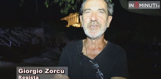 KKORE Quella di Lina Prosa è una scrittura che riesce a connettere profondamente la contemporaneità con la tragedia classica. In scena anche un coro popolare di 18 persone, costituito da abitanti della provincia di Enna che sono stati formati per lo spettacolo partecipando ad un laboratorio teatrale di soli tre incontri. La scelta, perché proprio a Enna si dice abbia avuto origine il mito di Demetra e Kore.