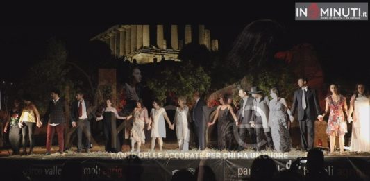 KKORE Quella di Lina Prosa è una scrittura che riesce a connettere profondamente la contemporaneità con la tragedia classica. In scena anche un coro popolare di 18 persone, costituito da abitanti della provincia di Enna che sono stati formati per lo spettacolo partecipando ad un laboratorio teatrale di soli tre incontri. La scelta, perché proprio a Enna si dice abbia avuto origine il mito di Demetra e Kore.