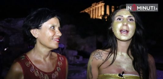 KKORE Quella di Lina Prosa è una scrittura che riesce a connettere profondamente la contemporaneità con la tragedia classica. In scena anche un coro popolare di 18 persone, costituito da abitanti della provincia di Enna che sono stati formati per lo spettacolo partecipando ad un laboratorio teatrale di soli tre incontri. La scelta, perché proprio a Enna si dice abbia avuto origine il mito di Demetra e Kore.