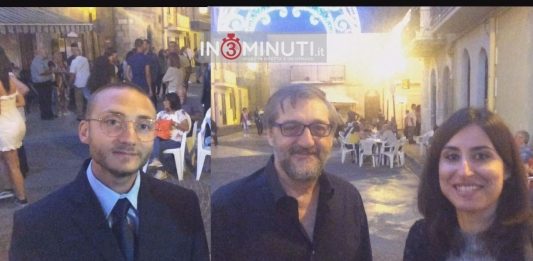 Il maestro Vito Di Grigoli e Vincenzo Mirabile, presidente dell'Associazione Culturale “Harmoniae” che promuove anche le attività del complesso bandistico “V. Bellini”, al microfono di Enza Di Vita.