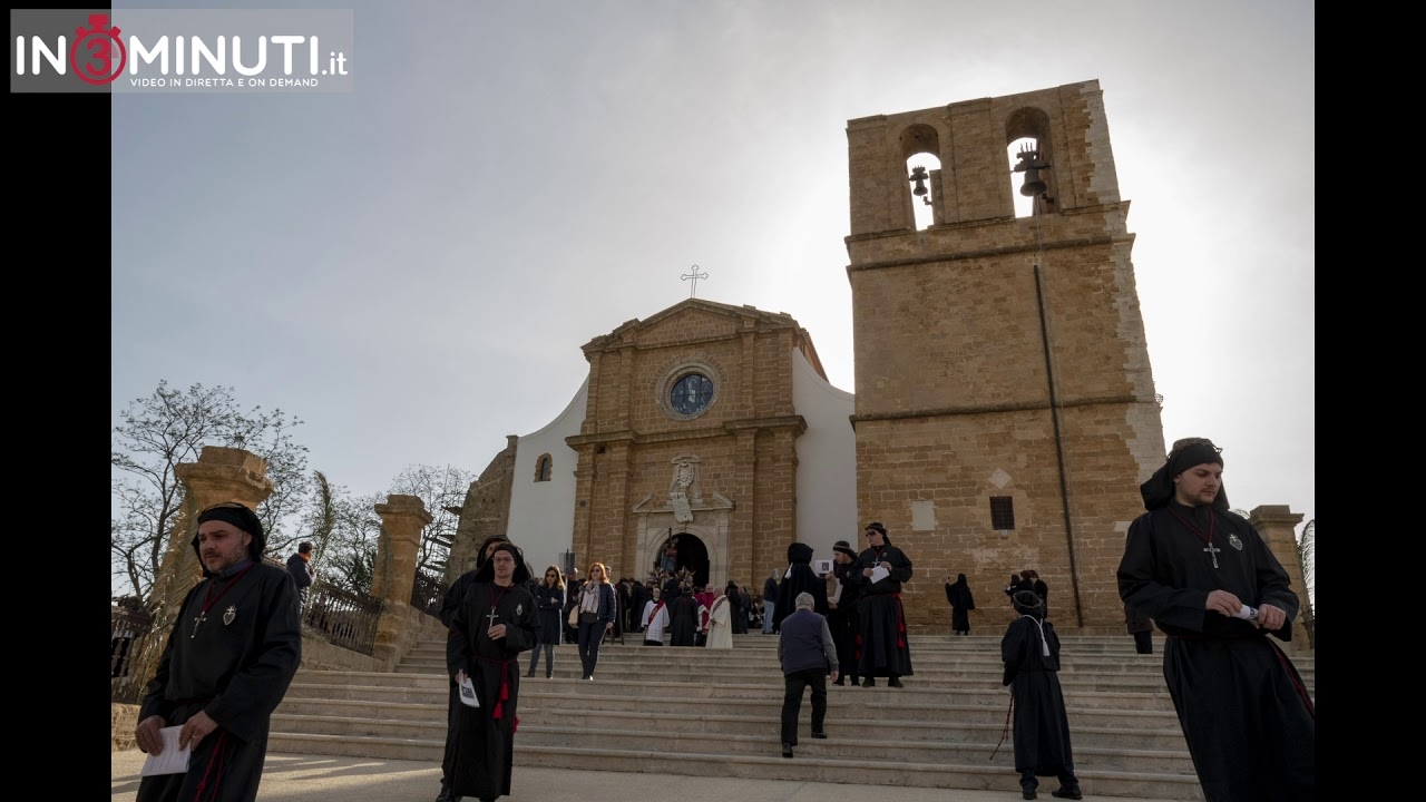 Il Cristo Redentore dopo tanti anni esce dalla porta centrale della Cattedrale