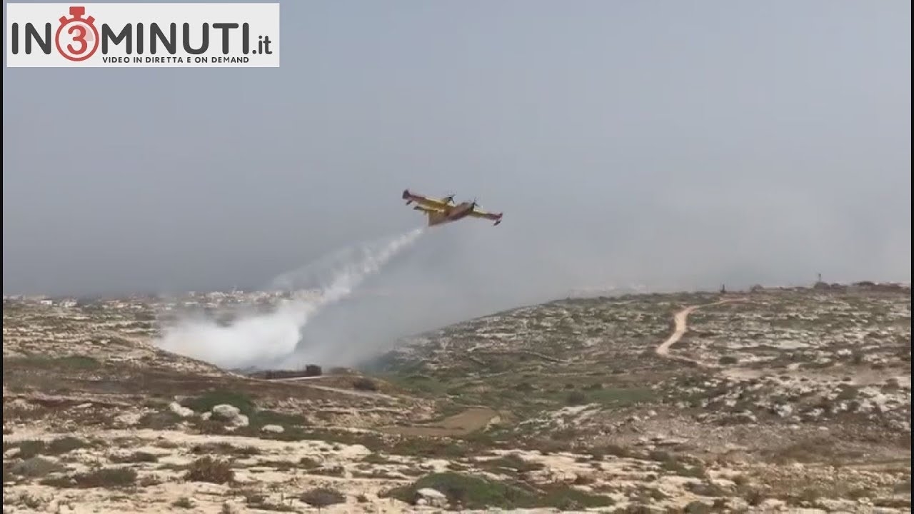 Il centro di raccolta rifiuti di Contrada Imbriacola a Lampedusa in fiamme da questa mattina, VIDEO girato nel pomeriggio