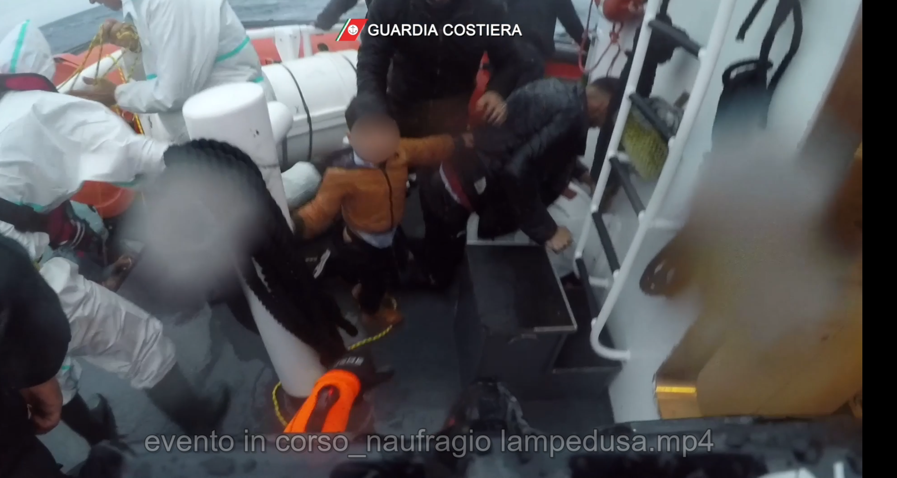 LAMPEDUSA, GUARDA il salvataggio di una bambina, di quasi un anno, effettuato da un soccorritore marittimo “Rescue Swimmer” della Guardia Costiera, le attuali condizioni meteo-marine sono in continuo peggioramento, con onde alte fino a 4 metri, 📹VIDEO