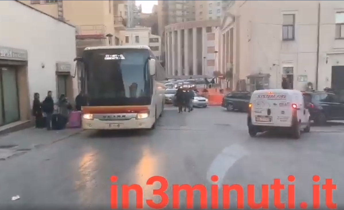 Agrigento, 28 gennaio 2020, ore 17:10, un autobus in via Cicerone, per far salire i passeggeri intralcia il traffico, 🎥VIDEO ricevuto da Giuseppe Di Rosa, MANI LIBERE Movimento Civico