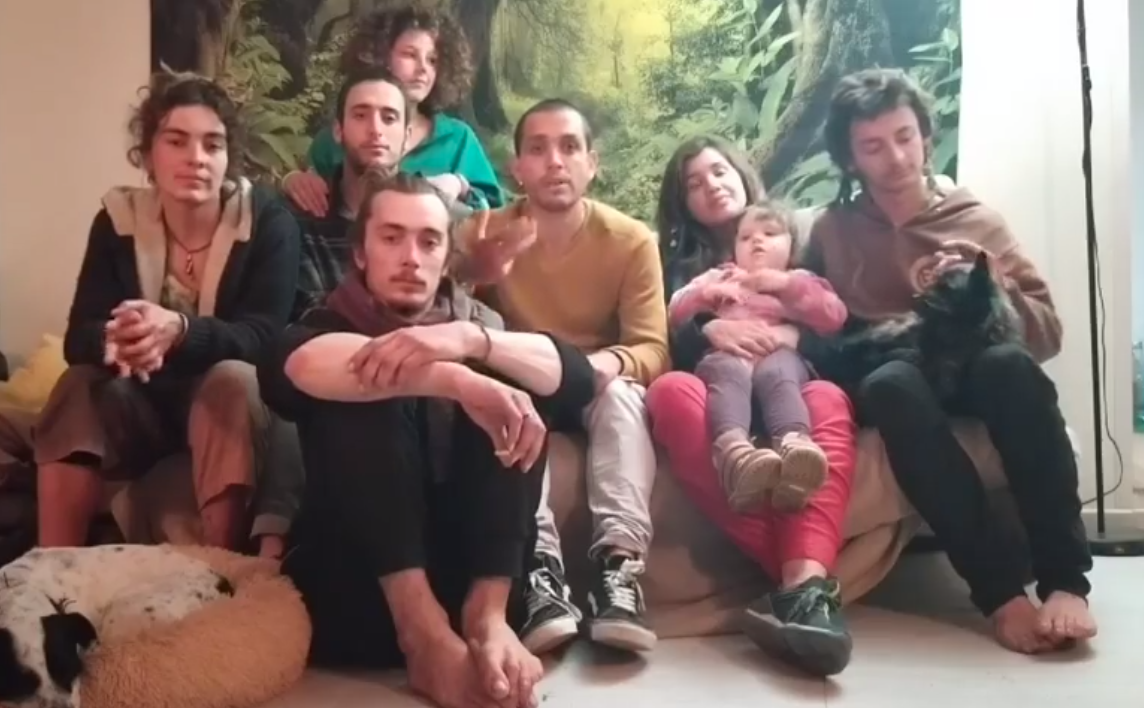 Ecco i ragazzi della #Renault4 VIDEO🎥 partiti dalla Francia e fermati in Sicilia”Abbiamo bisogno che la verità della nostra situazione in Italia con la corona virus diventi virale! Guardate e condividete amici!!! Abbracci e pace 💙”