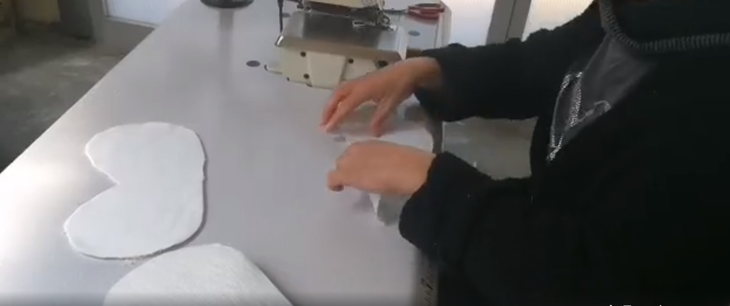 Dentro la fabbrica che realizza il taglio del tessuto che sarà distribuito alle sarte che, gratuitamente, confezionano le mascherine che l’imprenditore di Agrigento Salvatore Moncada distribuisce, sempre gratuitamente, a chi ne ha fatto precedentemente richiesta a info@moncadaenergy.com 🎥di Camillo Bosio, IN3MINUTI.IT