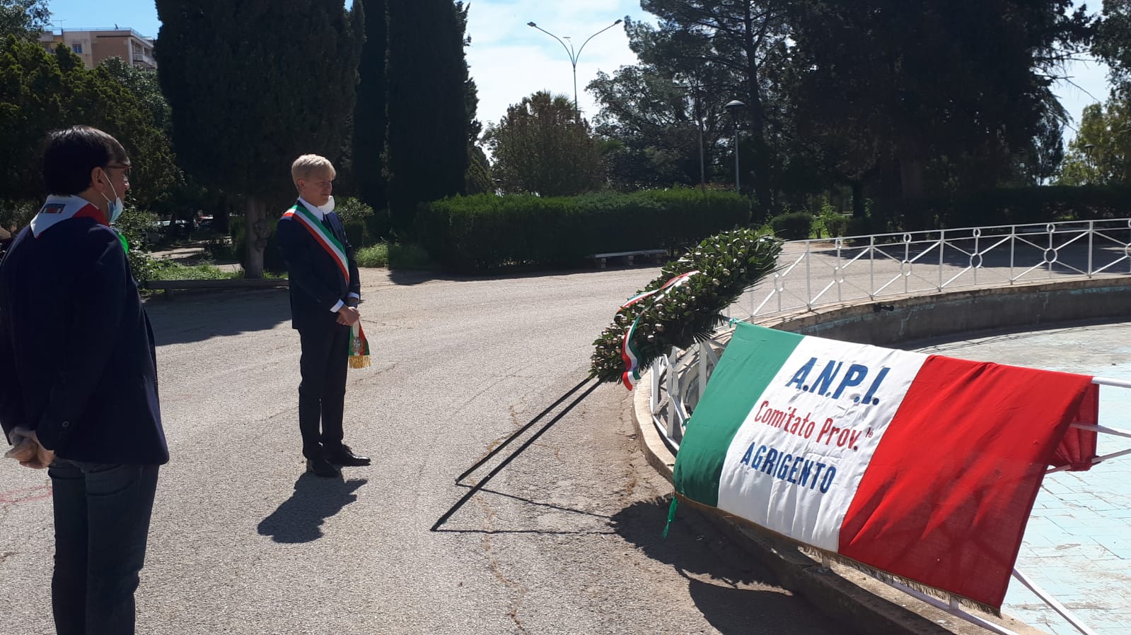 25 APRILE, DEPOSTA CORONA DI ALLORO A VILLA BONFIGLIO