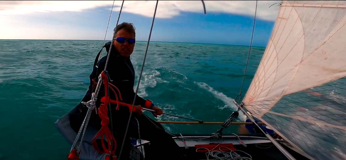 Il giro di sicilia di Andrea Barbera su un catamarano di 5 metri, guarda il trailer di “Trecentosessanta”