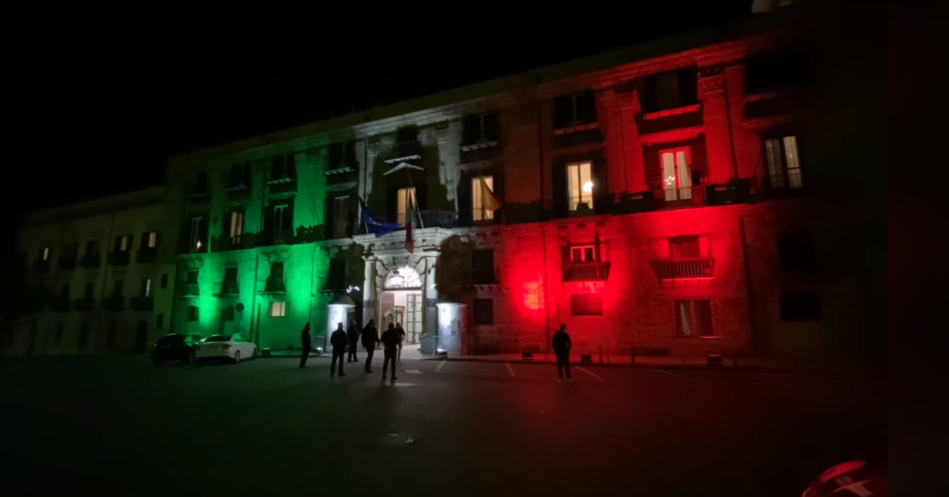 Coronavirus: il Tricolore sulla facciata di Palazzo Orleans