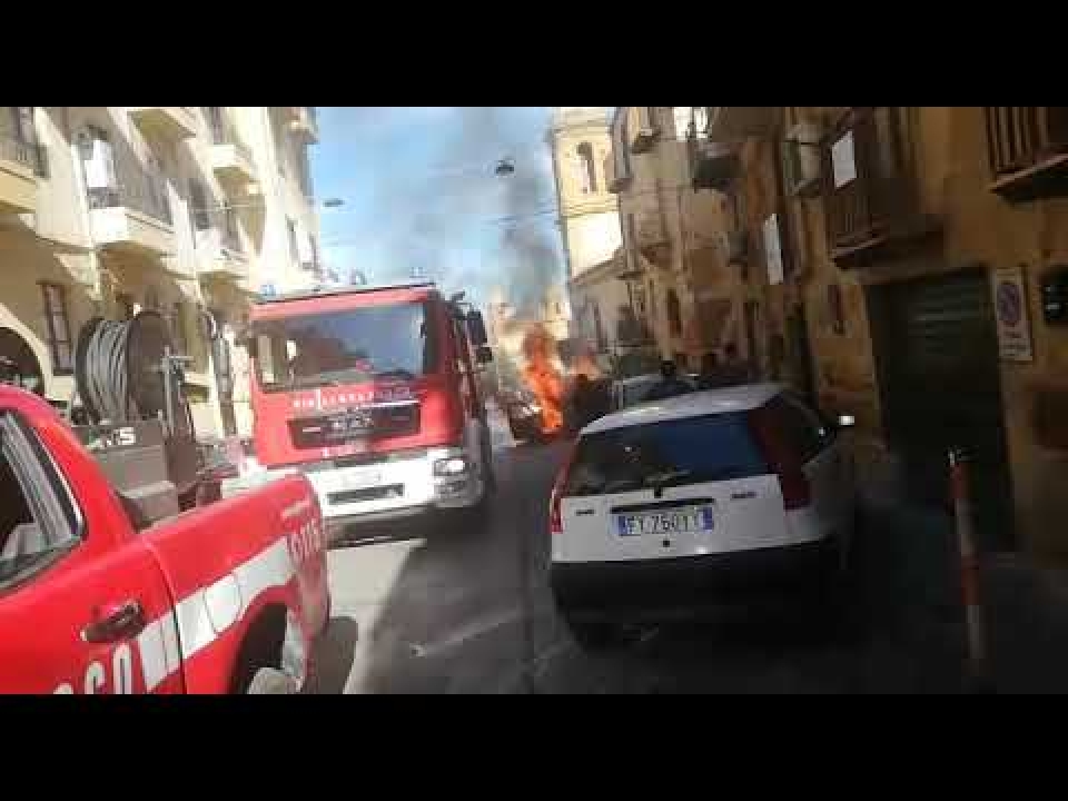 Auto brucia in via Garibaldi 19 agosto