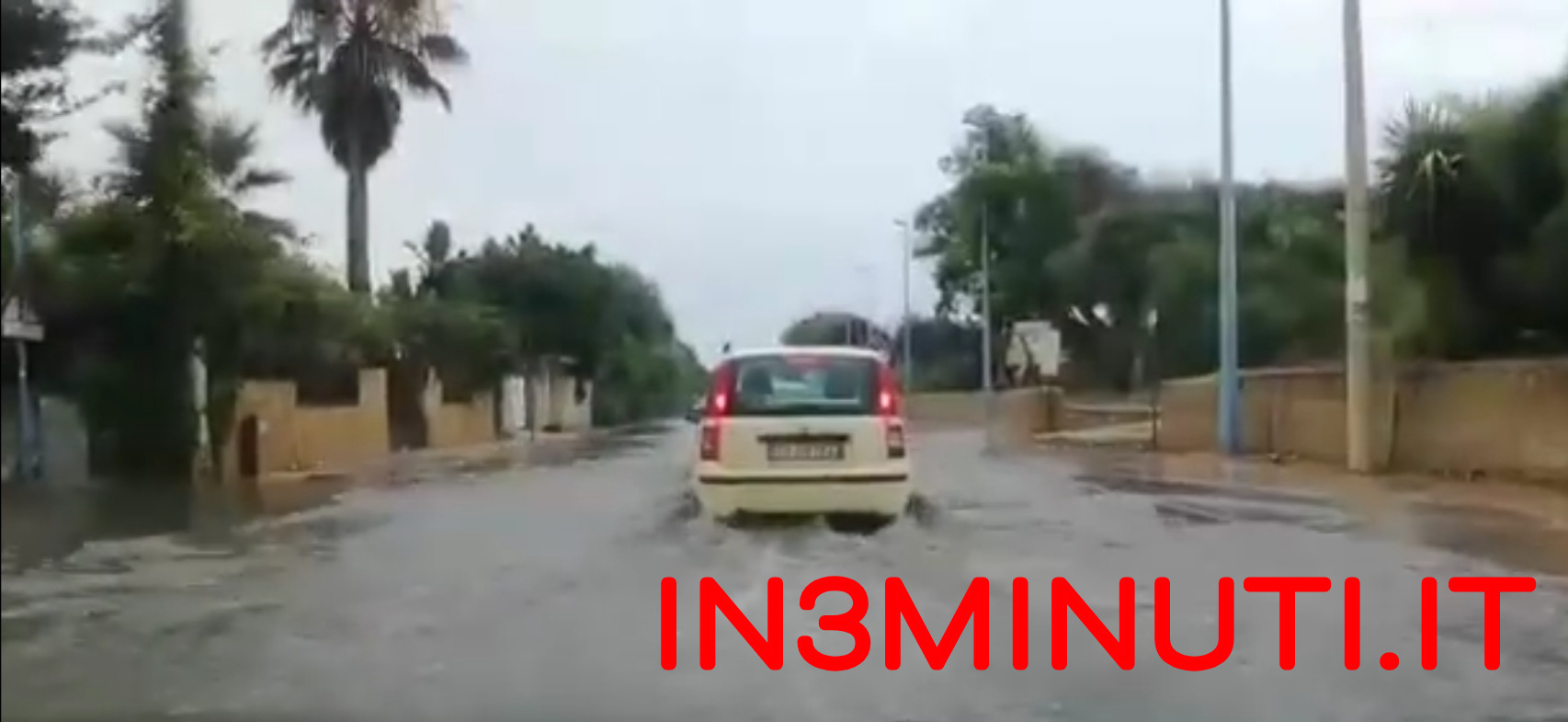 “scoppiano i tombini al Viale delle Dune a San Leone, puzza insopportabile, 7 settembre, ore 12:30” 🎥video ricevuto