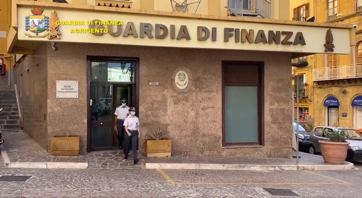 “con precedenti per reati legati alla criminalità organizzata di tipo mafioso, avevano avanzato ed ottenuto istanza per ottenere il reddito di cittadinanza”