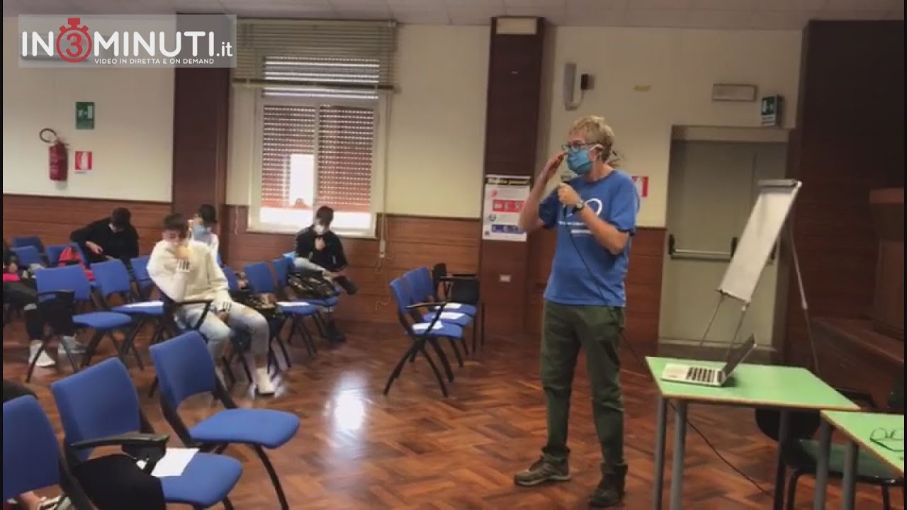 Alessandro Giannì, direttore delle Campagne di Greenpeace Italia, stamani al Liceo Tommaso Fazello di Sciacca, di M. Rita Savitteri📽