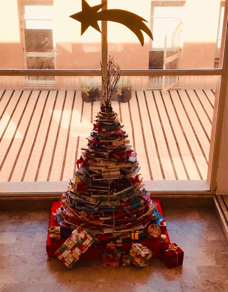 Le scuole superiori senza albero di Natale al tempo del Coronavirus, di Maria Rita Savitteri