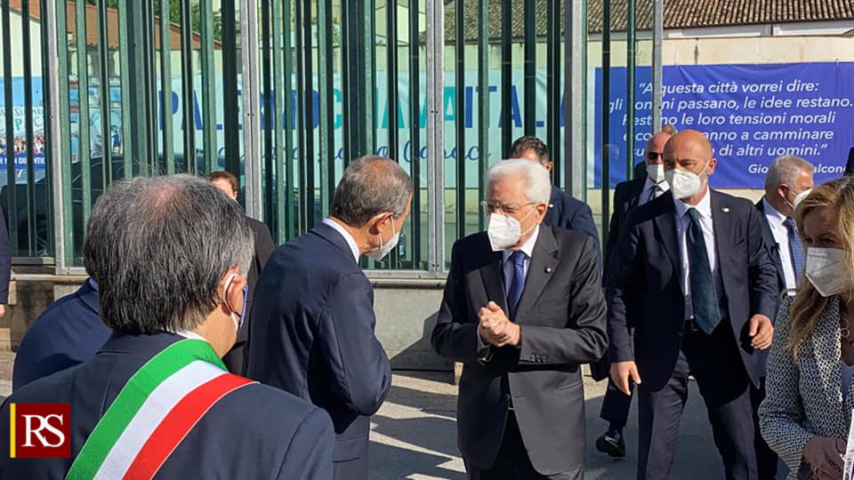 È iniziata tra gli applausi delle persone presenti all’Hub della Fiera di Palermo, la visita del presidente della Repubblica Sergio Mattarella che è stato accolto dal presidente della Regione Siciliana, Nello Musumeci