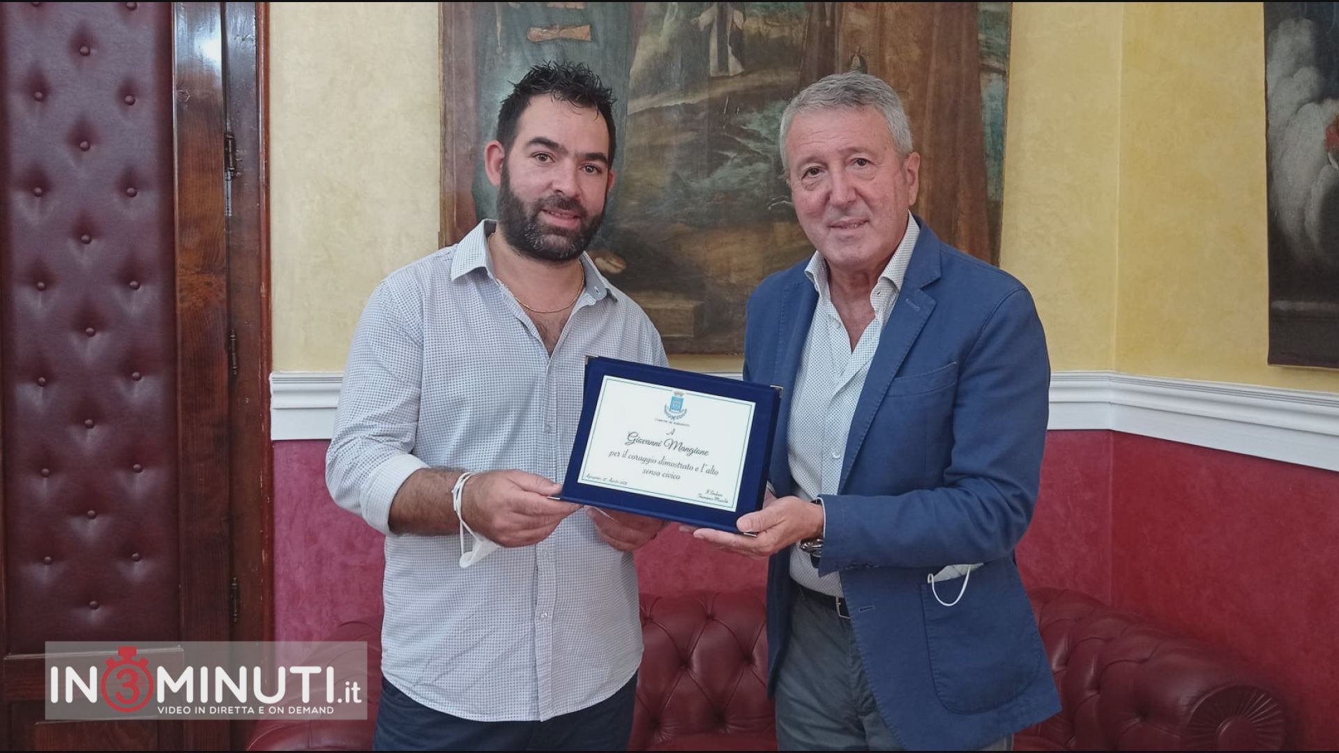 “Ho fatto il mio dovere, non sono un eroe” Giovanni Mangione ieri ha ricevuto una targa dal Sindaco🎥