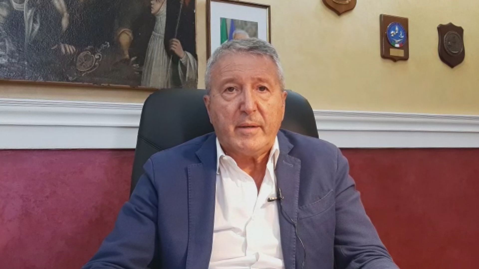 “Carissimi concittadini, relativamente alla pandemia da covid 19, voglio farvi un accorato appello, come sindaco ma principalmente come medico, i numeri di positività sono aumentati… l’ospedale di Ribera è pieno, si è riaperto il reparto Covid del San Giovanni di Dio… Vi esorto, vaccinatevi tutti sia per debellare la pandemia, sia per il rispetto dei vostri cari” Francesco Miccichè