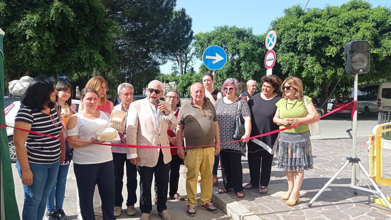 Taglio del nastro stamattina in piazza Vittorio Emanuele, Emporio Sicilia Arte & Natura
