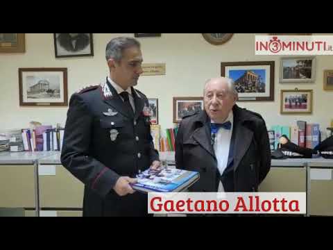 Gaetano Allotta ha donato un volume, dedicato all’Arma dei Carabinieri, alla biblioteca comunale