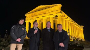 Sul Tripode dell’Amicizia arde la fiamma d’auspicio della pace e della fratellanza tra i popoli. #MandorloinFiore2025