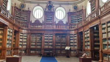Una passeggiata tra testi antichi, di Tiziana Crisafulli