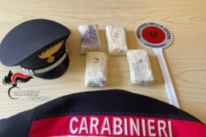 LAMPEDUSA – SBARCA CON OLTRE 1 KG DI COCAINA OCCULTATA IN UN CUSCINO: ARRESTATO UN 26ENNE