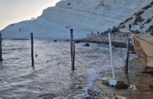 Scala dei Turchi: un tesoro naturale sotto assedio, protetto da una rete “gallina”