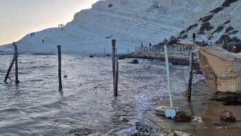 Scala dei Turchi: un tesoro naturale sotto assedio, protetto da una rete “gallina”