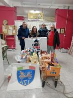 BEFANA DELL’ASI: L’ASSOCIAZIONE AUTO E MOTO D’EPOCA DONA DOLCI, BISCOTTI, CARAMELLE E ALIMENTI AI VOLONTARI DI STRADA
