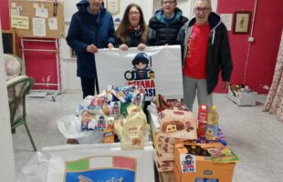 BEFANA DELL’ASI: L’ASSOCIAZIONE AUTO E MOTO D’EPOCA DONA DOLCI, BISCOTTI, CARAMELLE E ALIMENTI AI VOLONTARI DI STRADA