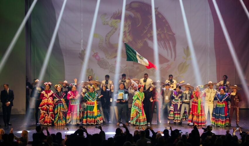 Sombreri e ritmi di successo: al Messico il “Tempio d’Oro” del Mandorlo in fiore 2026