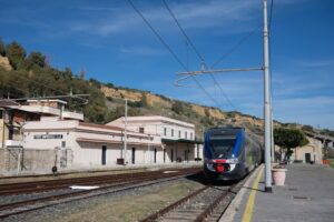 MANDORLO IN FIORE 2026: TRENI STRAORDINARI TRA AGRIGENTO, LA VALLE DEI TEMPLI E PORTO EMPEDOCLE