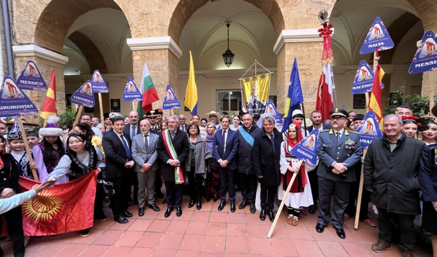 Mandorlo in fiore, ieri grande successo in via Atenea e stasera la FIACCOLATA