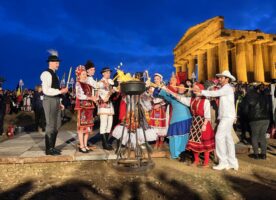 78° Mandorlo in Fiore: acceso il Tripode dell’Amicizia. Si rinnova il messaggio di pace e fratellanza