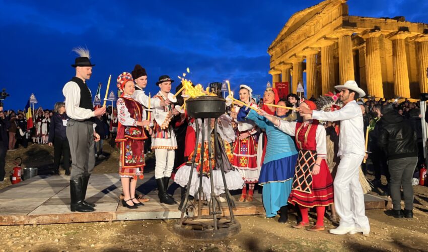 78° Mandorlo in Fiore: acceso il Tripode dell’Amicizia. Si rinnova il messaggio di pace e fratellanza