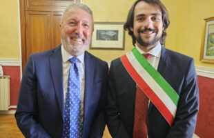 MICHELE SODANO PROCLAMATO UFFICIALMENTE SINDACO STAMANI PASSAGGIO DI CONSEGNE CON IL SINDACO USCENTE FRANCO MICCICHÈ